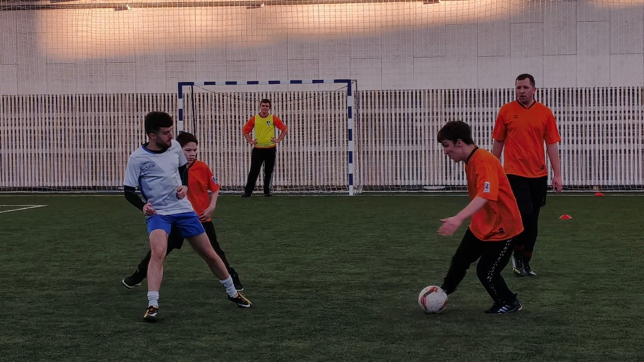 В Вологодской области правоохранители сыграли в футбол с подростками В Вологодской области правоохранители сыграли в футбол с подростками