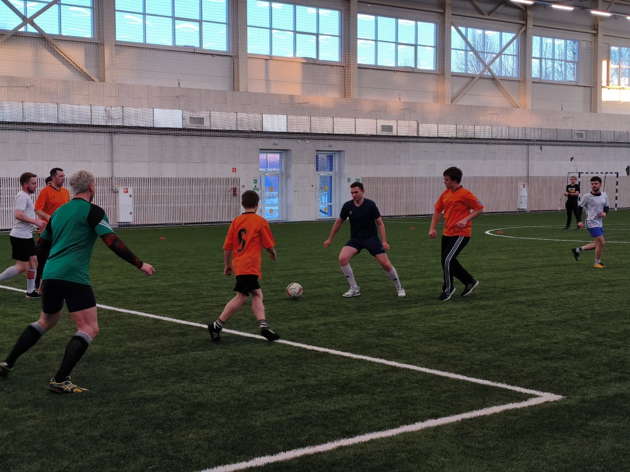 В Вологодской области правоохранители сыграли в футбол с подростками В Вологодской области правоохранители сыграли в футбол с подростками