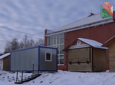 В поселке Федотово Вологодского округа по поручению губернатора установили вагончик-раздевалку для детей, занимающихся хоккеем