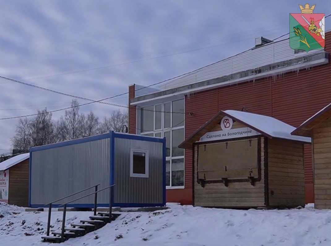 В поселке Федотово Вологодского округа по поручению губернатора установили вагончик-раздевалку для детей, занимающихся хоккеем