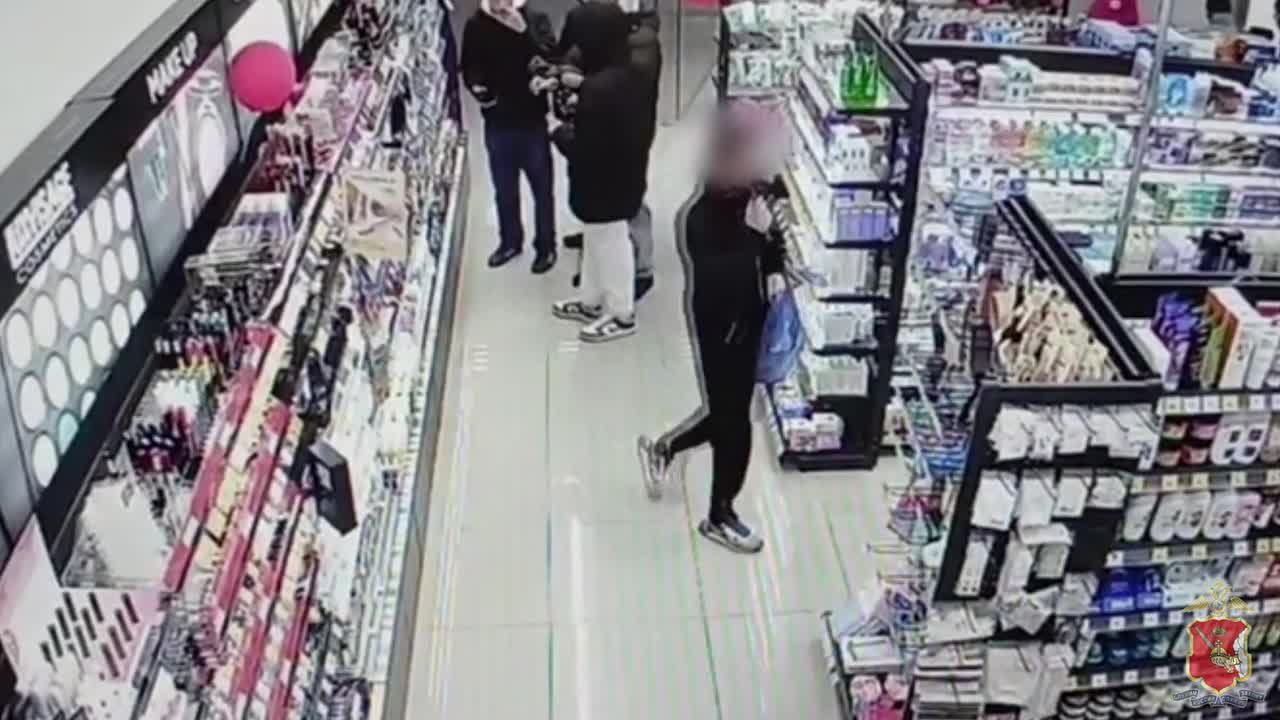 В Вологде сотрудники полиции задержали подозреваемого в краже духов