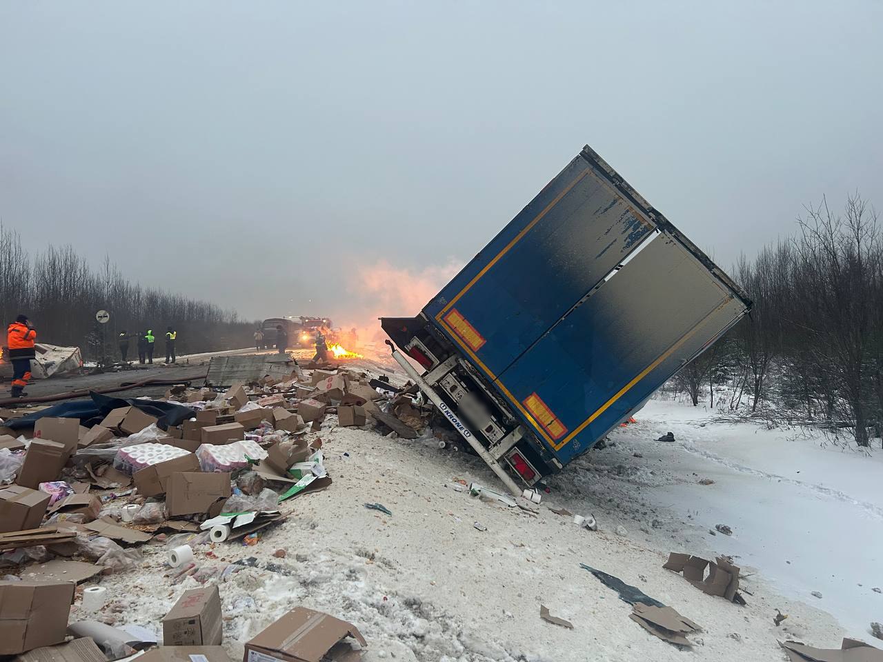 В Грязовецком округе в результате ДТП погиб водитель грузовика, двое пострадали