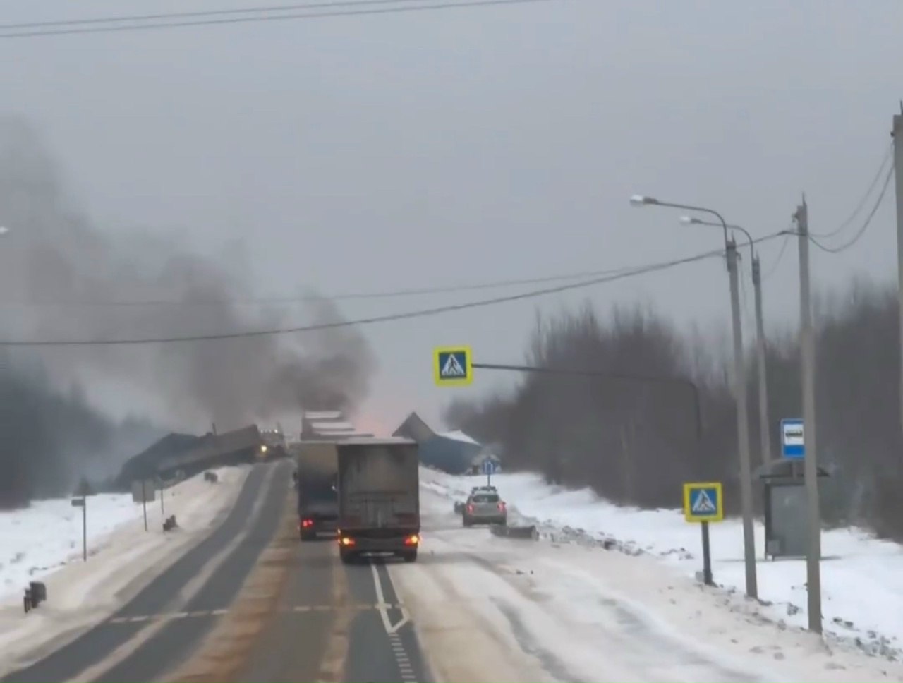 Предварительно на данный момент известно, что в Грязовецком округе на 378 км трассы М-8 произошло столкновение 3 грузовых автомобилей