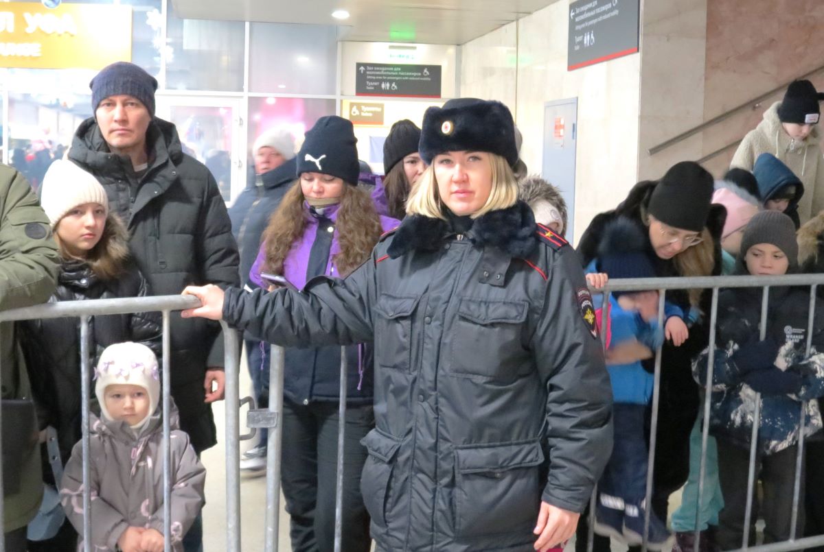 Сотрудники Уфимского ЛУ МВД России на транспорте обеспечили охрану общественного порядка во время прибытия в Уфу и Стерлитамак Поезда Деда Мороза Сотрудники Уфимского ЛУ МВД России на транспорте обеспечили охрану общественного порядка во время прибытия в Уфу и Стерлитамак Поезда Деда Мороза