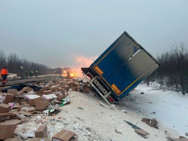 Один человек погиб, двое пострадали в результате столкновения трёх грузовиков под Грязовцем