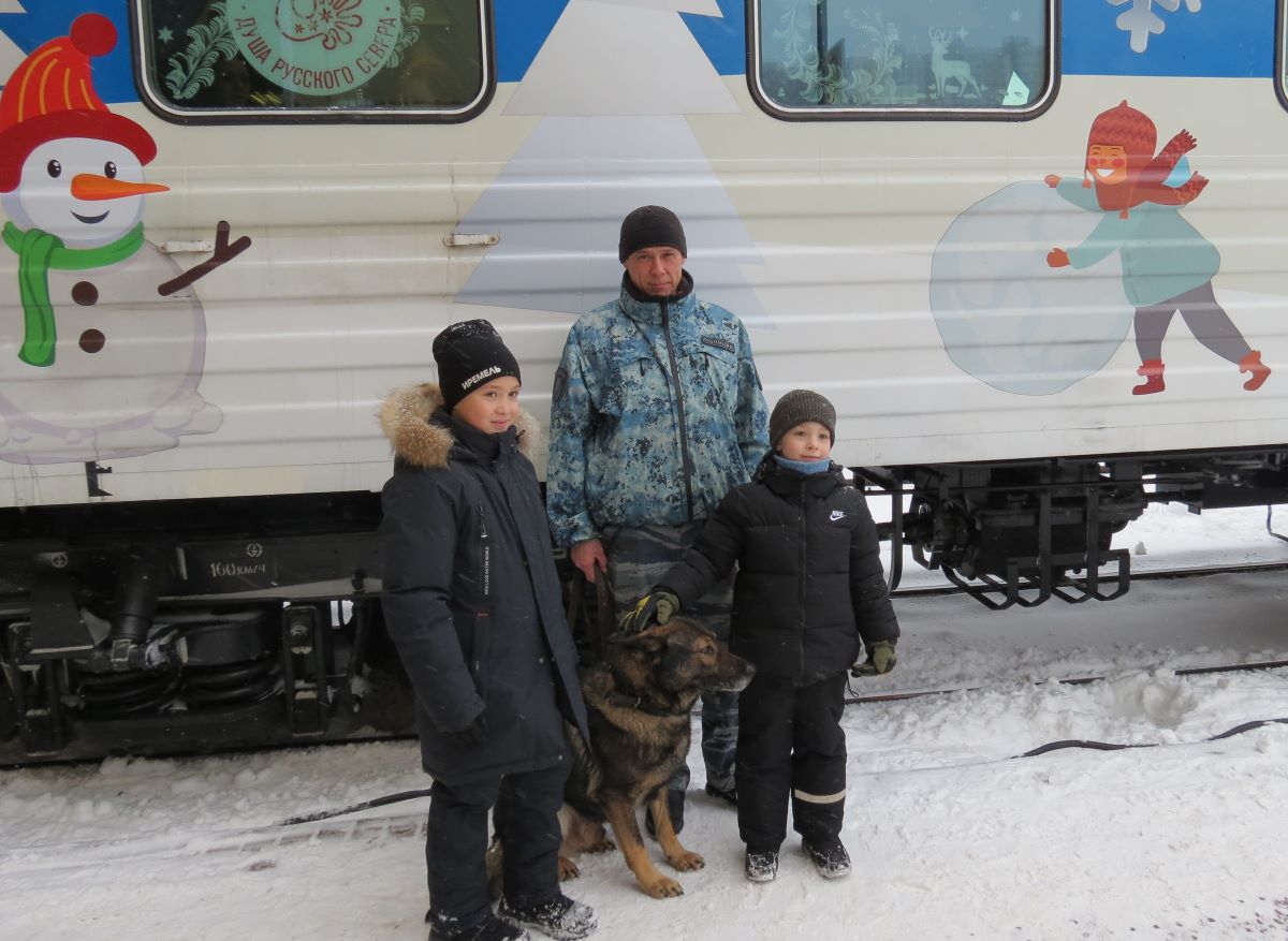 Сотрудники Уфимского ЛУ МВД России на транспорте обеспечили охрану общественного порядка во время прибытия в Уфу и Стерлитамак Поезда Деда Мороза Сотрудники Уфимского ЛУ МВД России на транспорте обеспечили охрану общественного порядка во время прибытия в Уфу и Стерлитамак Поезда Деда Мороза