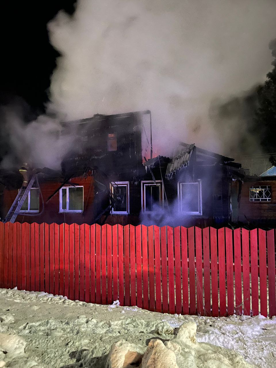 В Кичменгском городке произошел пожар, предварительно погибли молодая женщина и двое детей