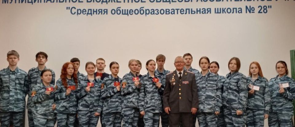 Ветеран череповецкого УВД вручил удостоверения учащимся кадетского класса