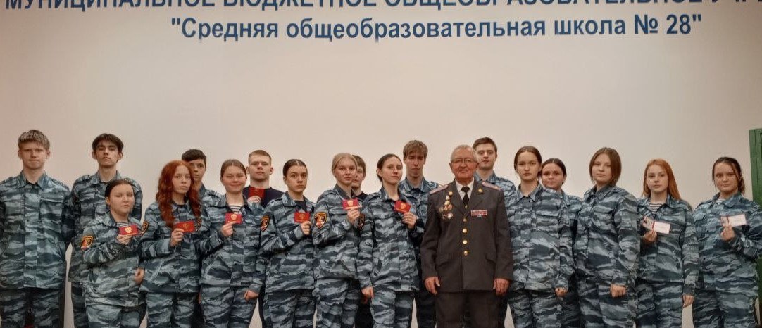 Ветеран череповецкого УВД вручил удостоверения учащимся кадетского класса