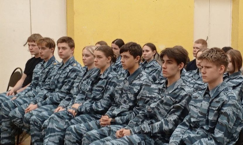 Ветеран череповецкого УВД вручил удостоверения учащимся кадетского класса Ветеран череповецкого УВД вручил удостоверения учащимся кадетского класса