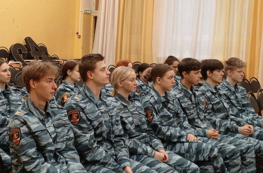 Ветеран череповецкого УВД вручил удостоверения учащимся кадетского класса Ветеран череповецкого УВД вручил удостоверения учащимся кадетского класса