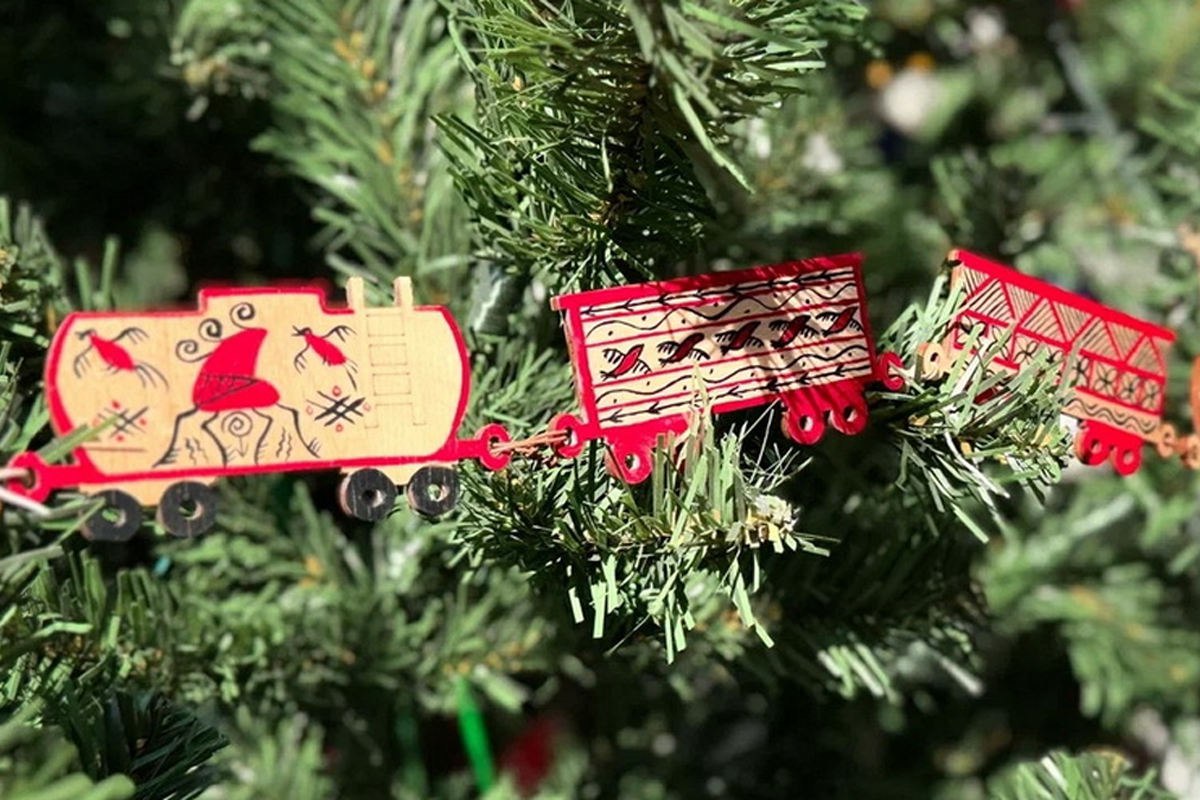 Необычную новогоднюю елку установили на железнодорожном вокзале Вологды Необычную новогоднюю елку установили на железнодорожном вокзале Вологды