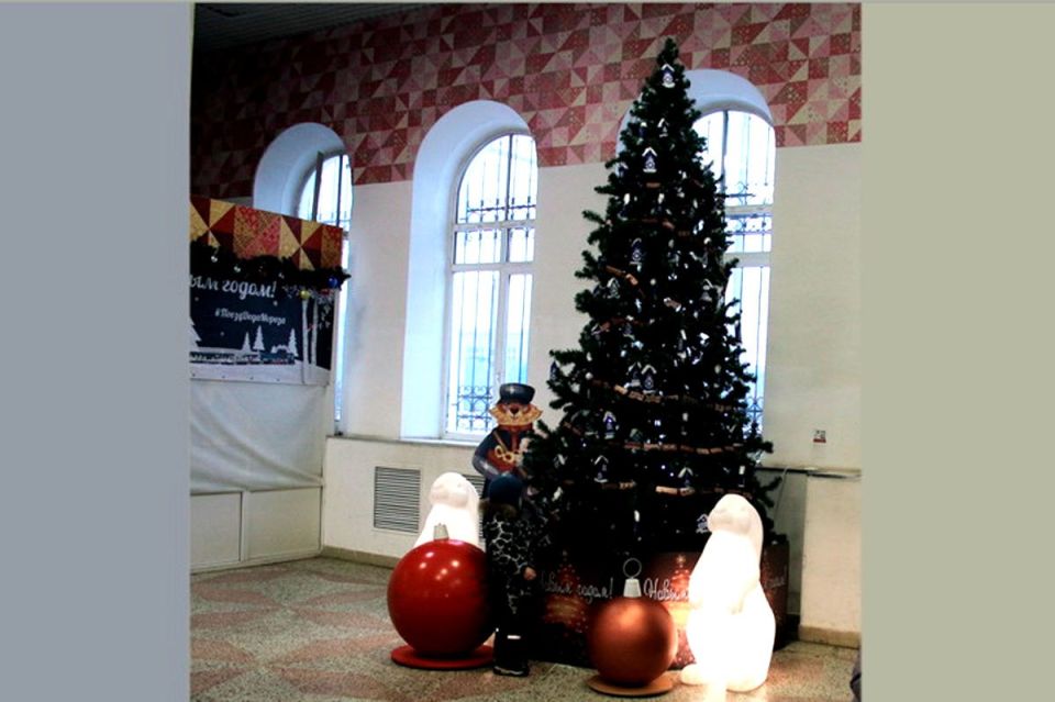 Необычную новогоднюю елку установили на железнодорожном вокзале Вологды