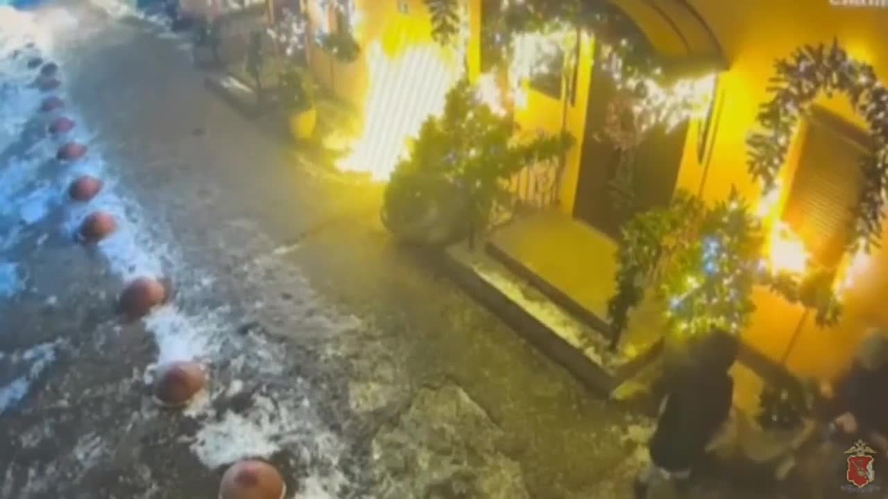 «Хотел впечатлить девушку… Немножко совершил вандальный такой поступок. Всех с наступающий Новым годом, прошу прощения!», – сказал в своё оправдание череповчанин, укравший искусственную ель, стоимостью 7,5 тысяч рублей