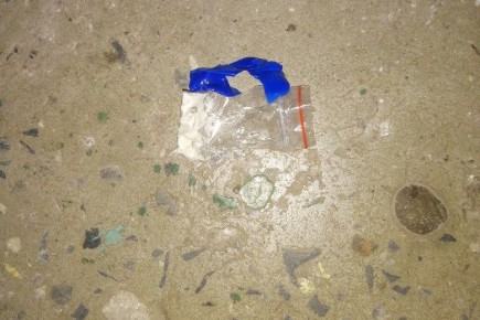 Полицейские задержали череповчанина, выкинувшего наркотики в подъезде