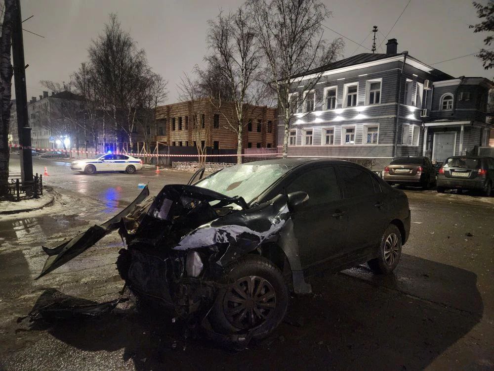 Трагедия в Вологде: двое погибли в ДТП на перекрёстке Трагедия в Вологде: двое погибли в ДТП на перекрёстке