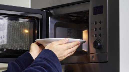 Еда из микроволновки больше не будет холодной, а тарелка горячей: есть хитрый способ