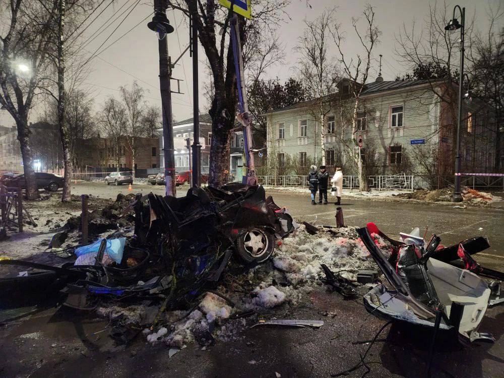 Череда смертельных ДТП: в Вологде в результате аварии погибли 18-летний водитель и его 17-летняя девушка Череда смертельных ДТП: в Вологде в результате аварии погибли 18-летний водитель и его 17-летняя девушка