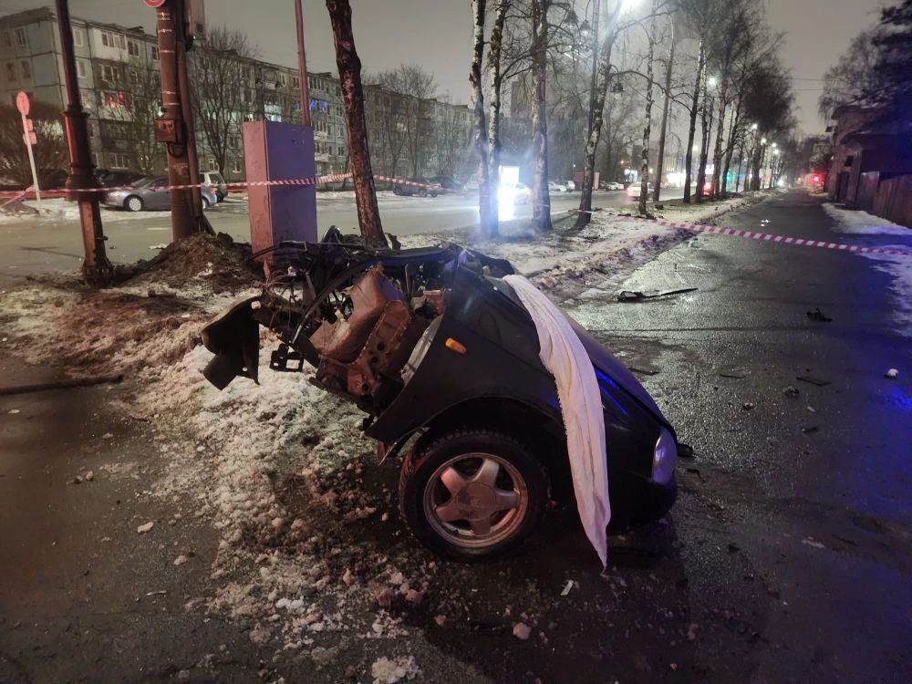 Трагедия в Вологде: двое погибли в ДТП на перекрёстке Трагедия в Вологде: двое погибли в ДТП на перекрёстке