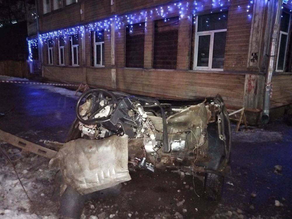 Череда смертельных ДТП: в Вологде в результате аварии погибли 18-летний водитель и его 17-летняя девушка Череда смертельных ДТП: в Вологде в результате аварии погибли 18-летний водитель и его 17-летняя девушка