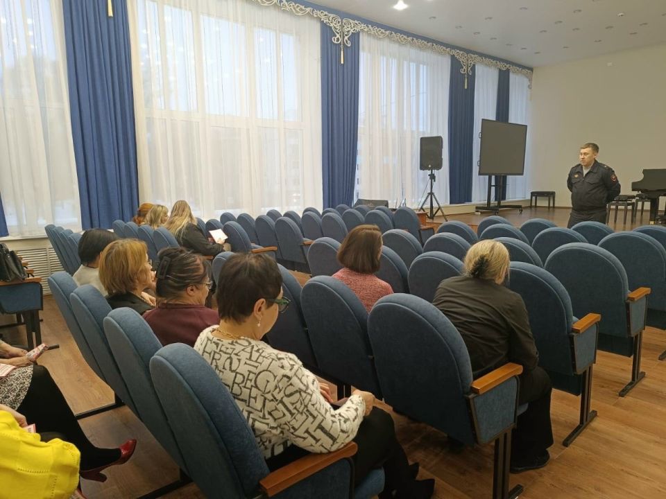 В Соколе полицейские продолжают информировать население о фактах дистанционного мошенничества