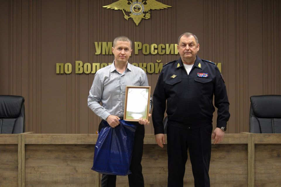Начальник УМВД России по Вологодской области Павел Серов поблагодарил представителей учебной группы «Вулкан»