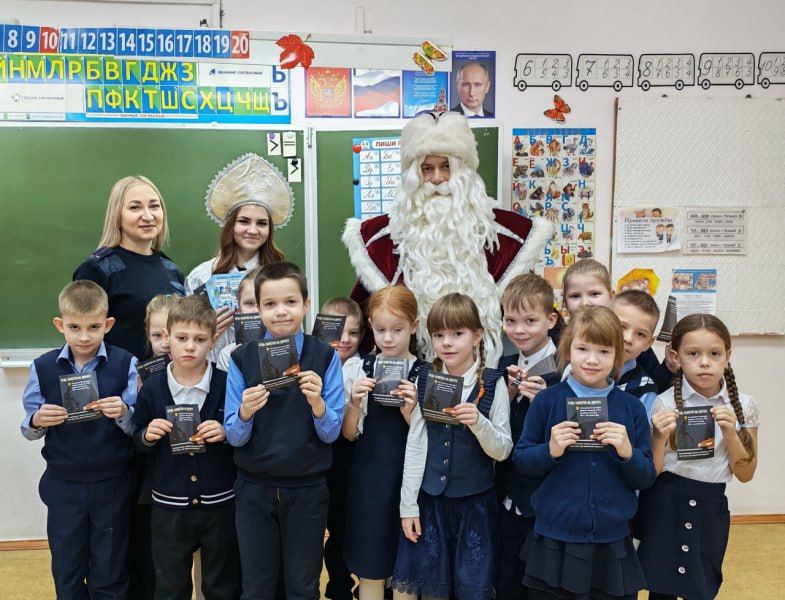 В Вологодской области полицейские и зимний волшебник рассказали школьникам Великого Устюга о правилах безопасного поведения