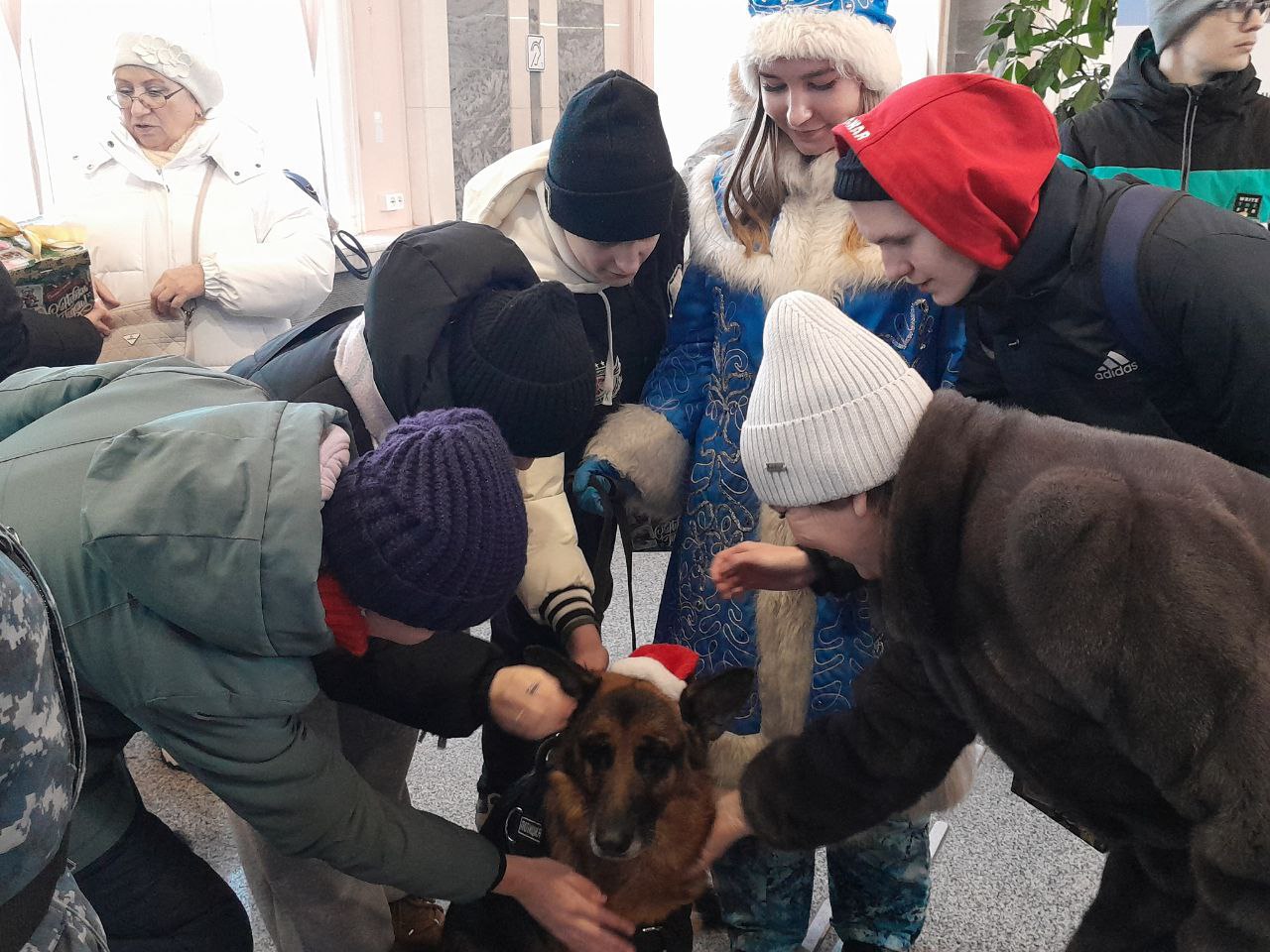 В Ижевске сотрудники транспортной полиции организовали для учащихся подшефной школы праздничное мероприятие В Ижевске сотрудники транспортной полиции организовали для учащихся подшефной школы праздничное мероприятие