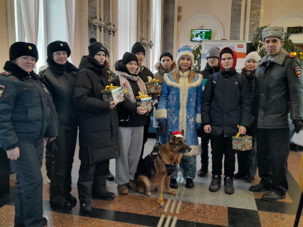 В Ижевске сотрудники транспортной полиции организовали для учащихся подшефной школы праздничное мероприятие