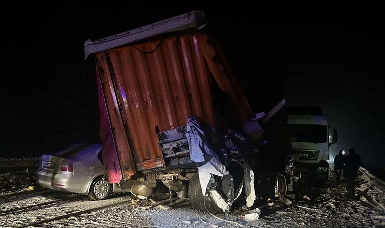 Водитель и пассажир погибли при столкновении грузовиков под Грязовцем
