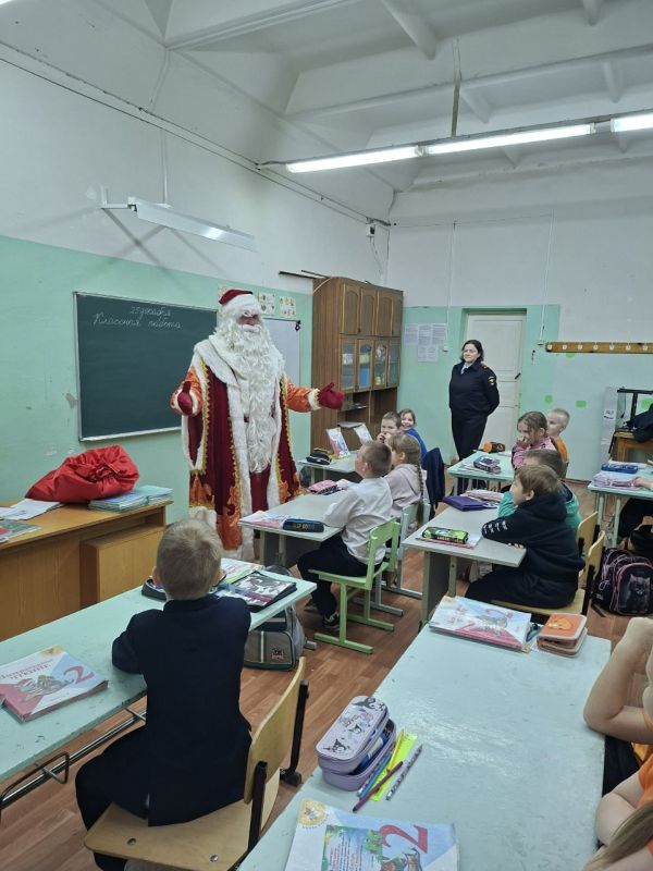 В рамках акции "Полицейский Дед Мороз" сотрудники ОМВД России "Кадуйский" посетили учащихся школы