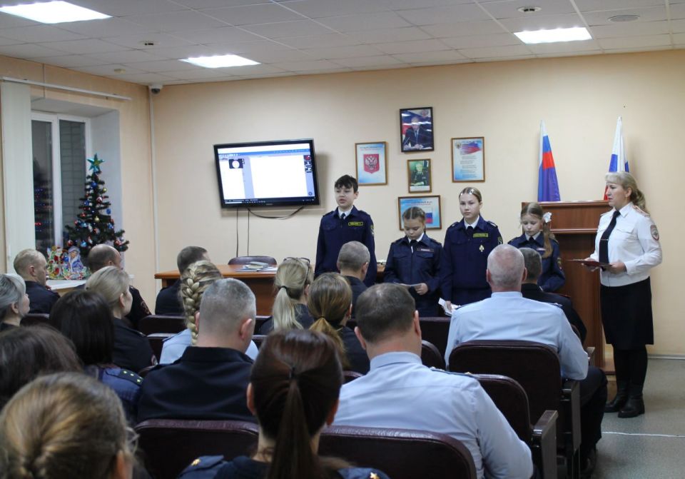 В Никольске кадеты поздравили полицейских с наступающим праздником