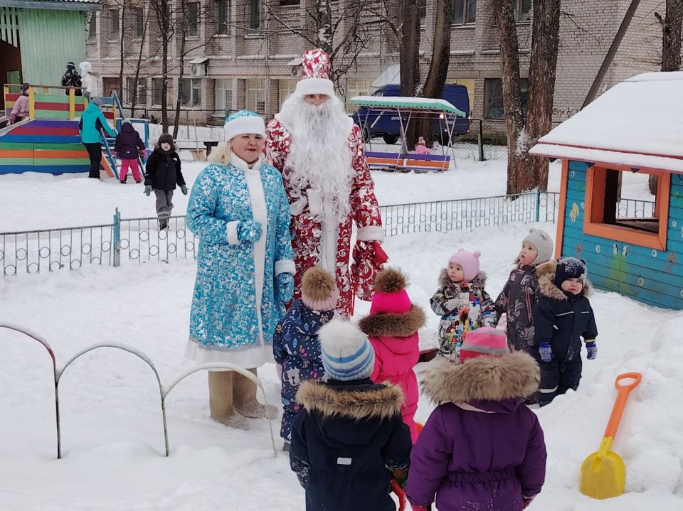 «Полицейский Дед Мороз» посетил один из детских садов п. Вожега