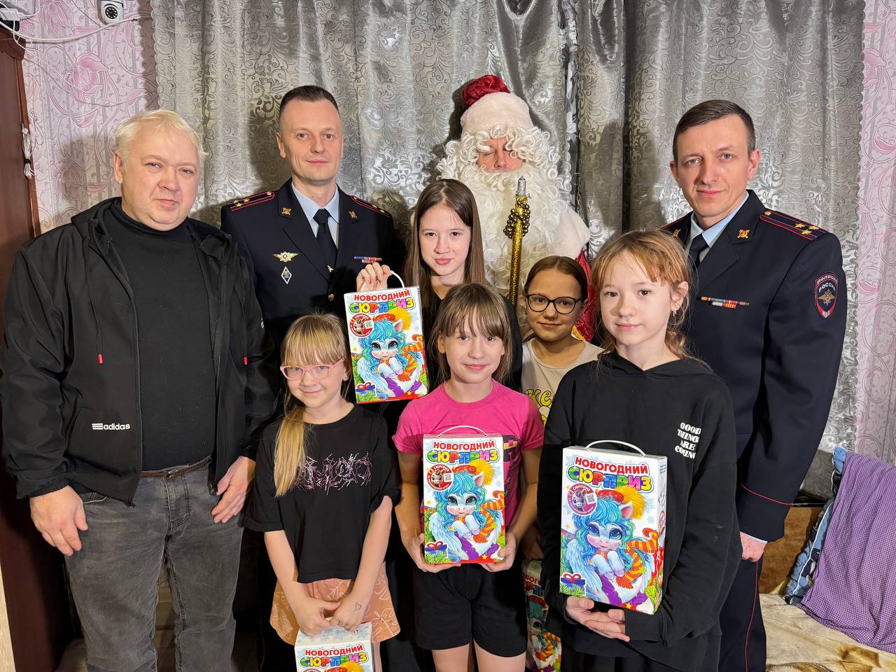 В Вологде Полицейский Дед Мороз поздравил семью, в которой десять детей