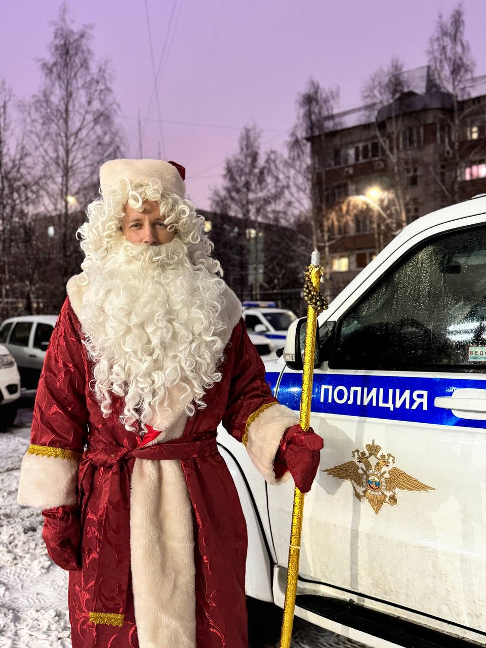 В Вологде Полицейский Дед Мороз поздравил семью, в которой десять детей В Вологде Полицейский Дед Мороз поздравил семью, в которой десять детей