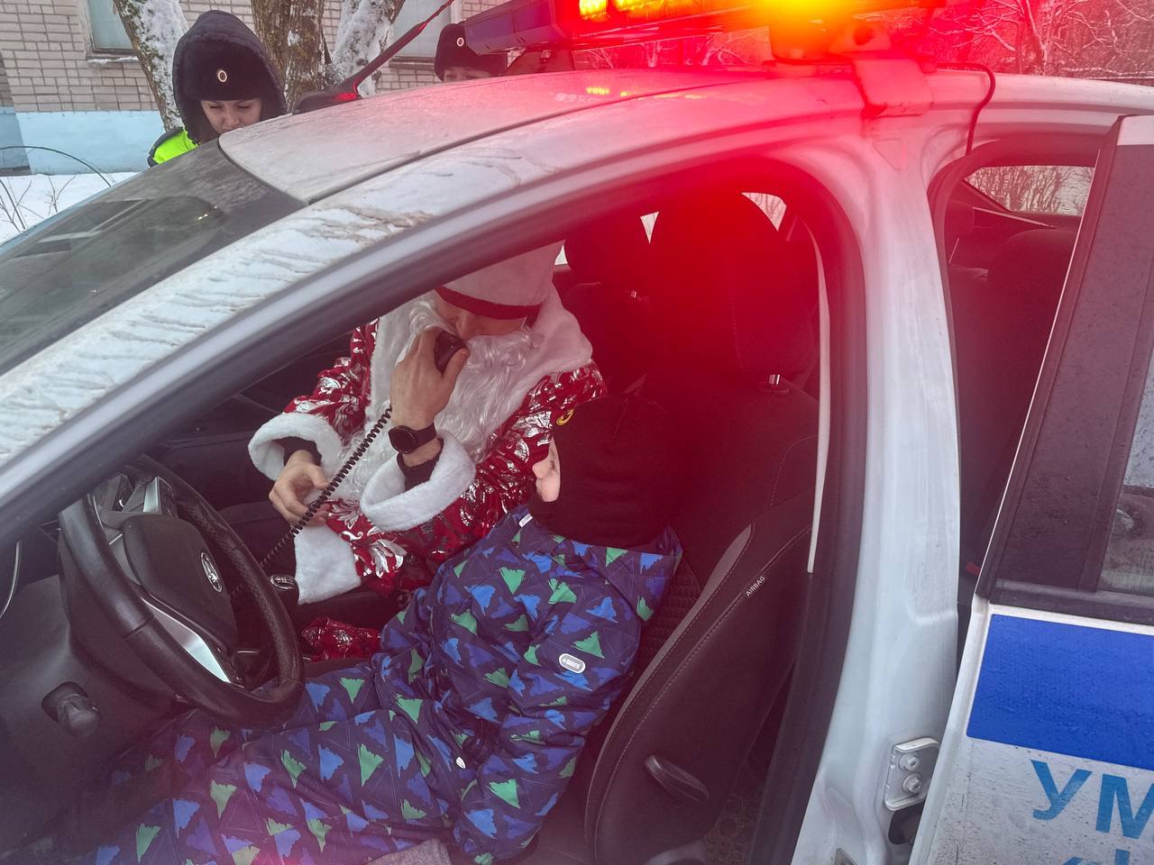 В Череповце представители общественности присоединились к акции «Полицейский Дед Мороз» В Череповце представители общественности присоединились к акции «Полицейский Дед Мороз»