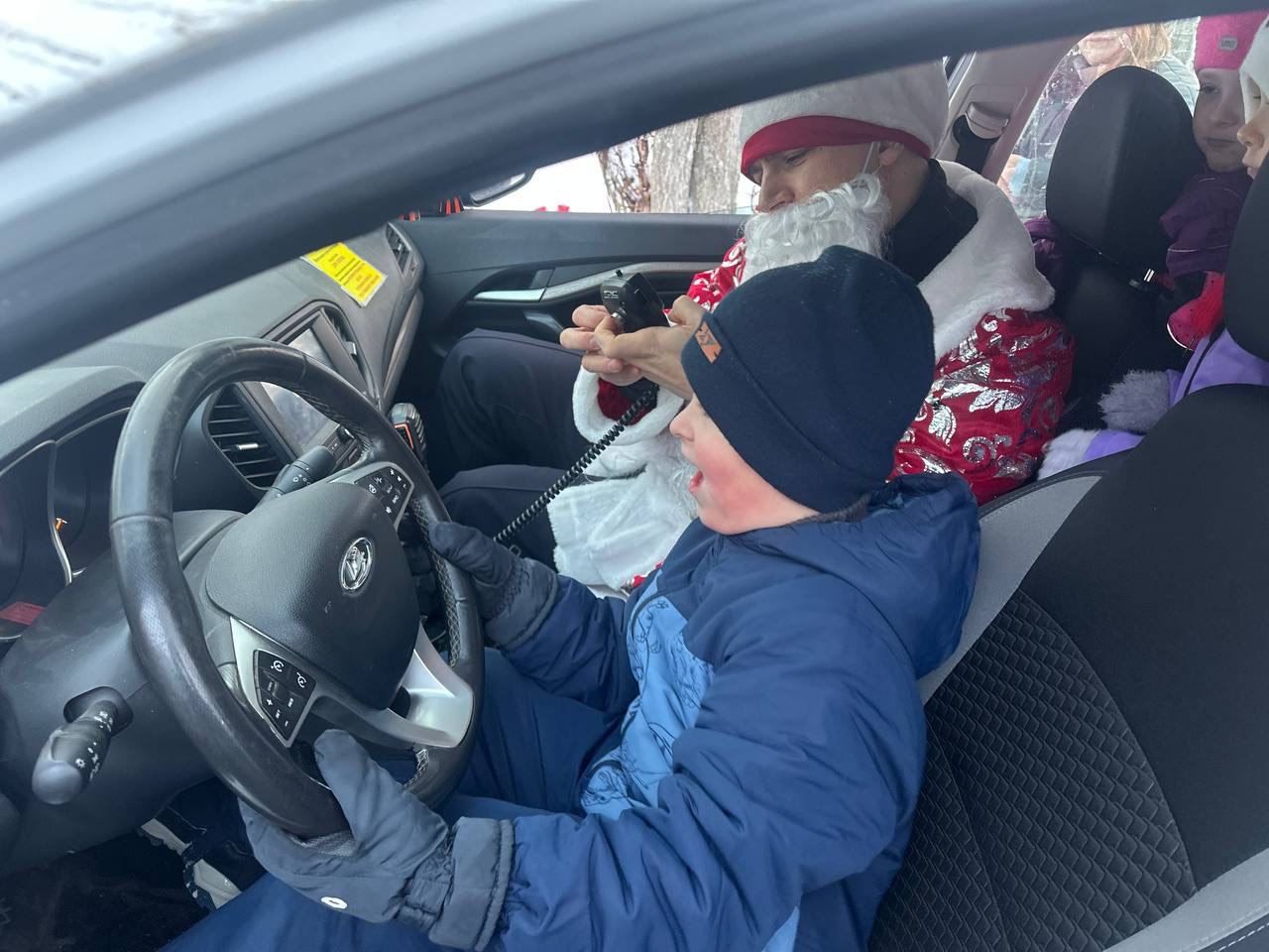 В Череповце представители общественности присоединились к акции «Полицейский Дед Мороз» В Череповце представители общественности присоединились к акции «Полицейский Дед Мороз»