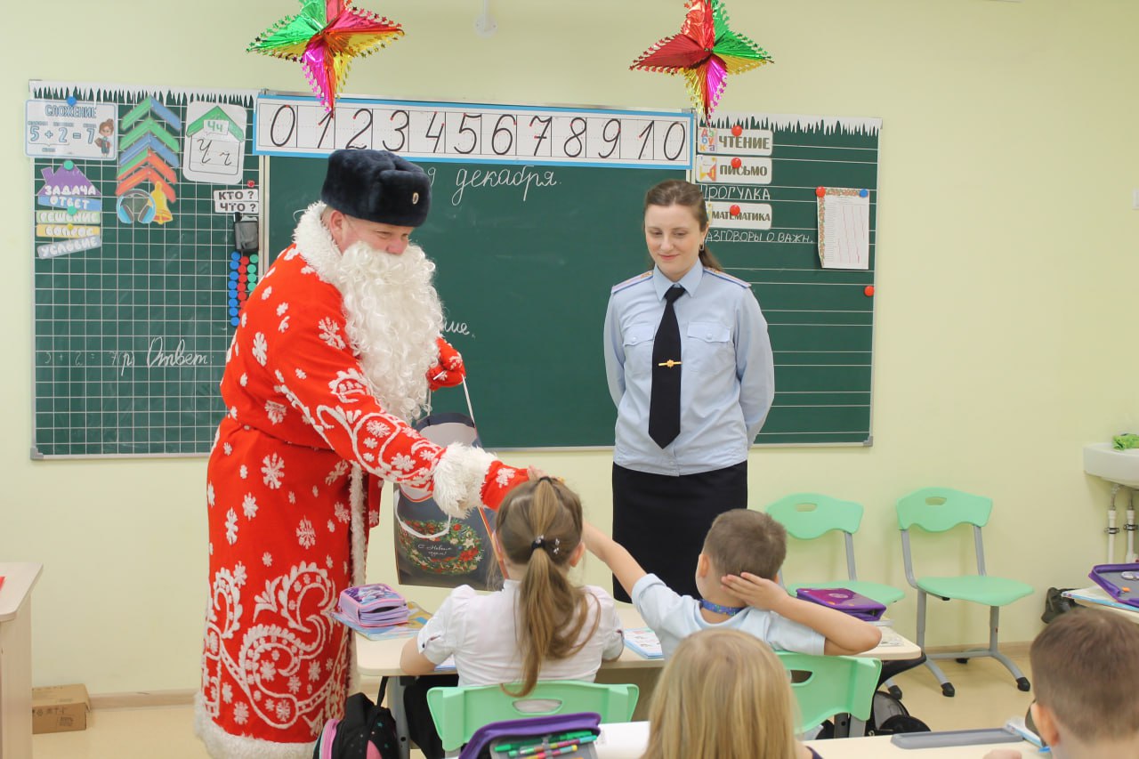 В Бабаеве сотрудники полиции провели Всероссийскую акцию «Полицейский Дед Мороз» В Бабаеве сотрудники полиции провели Всероссийскую акцию «Полицейский Дед Мороз»