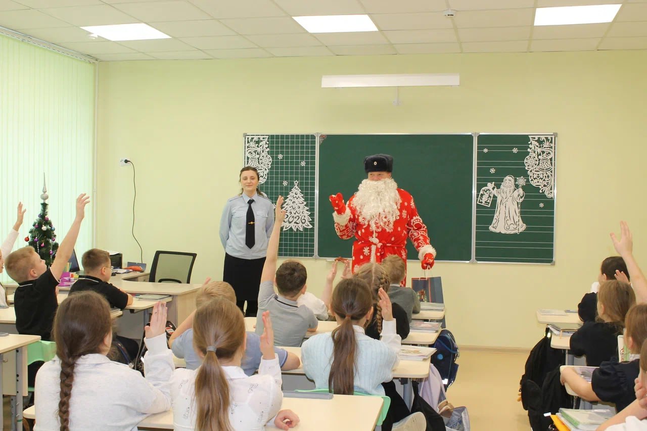 В Бабаеве сотрудники полиции провели Всероссийскую акцию «Полицейский Дед Мороз» В Бабаеве сотрудники полиции провели Всероссийскую акцию «Полицейский Дед Мороз»