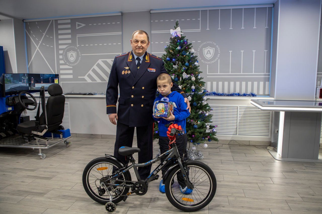 Начальник УМВД России по Вологодской области поддержал Всероссийскую благотворительную акцию «Елка желаний» Начальник УМВД России по Вологодской области поддержал Всероссийскую благотворительную акцию «Елка желаний»