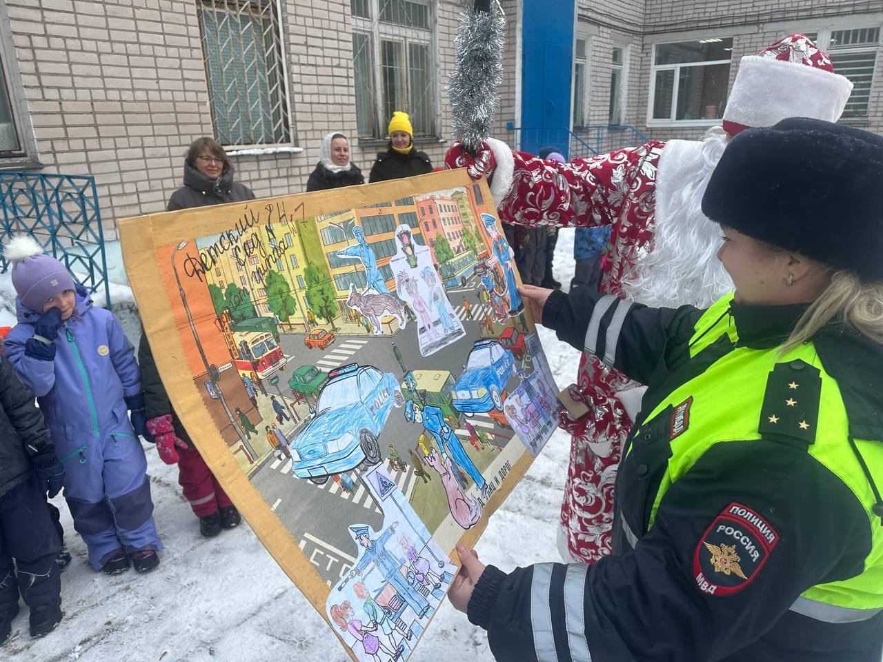 В Череповце представители общественности присоединились к акции «Полицейский Дед Мороз» В Череповце представители общественности присоединились к акции «Полицейский Дед Мороз»