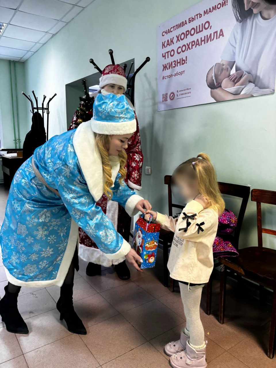 В Сямже полицейский Дед Мороз поздравил с Новым годом маленьких пациентов ЦРБ В Сямже полицейский Дед Мороз поздравил с Новым годом маленьких пациентов ЦРБ