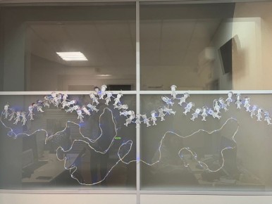 В творческом коллективе и гирлянды оригинальные