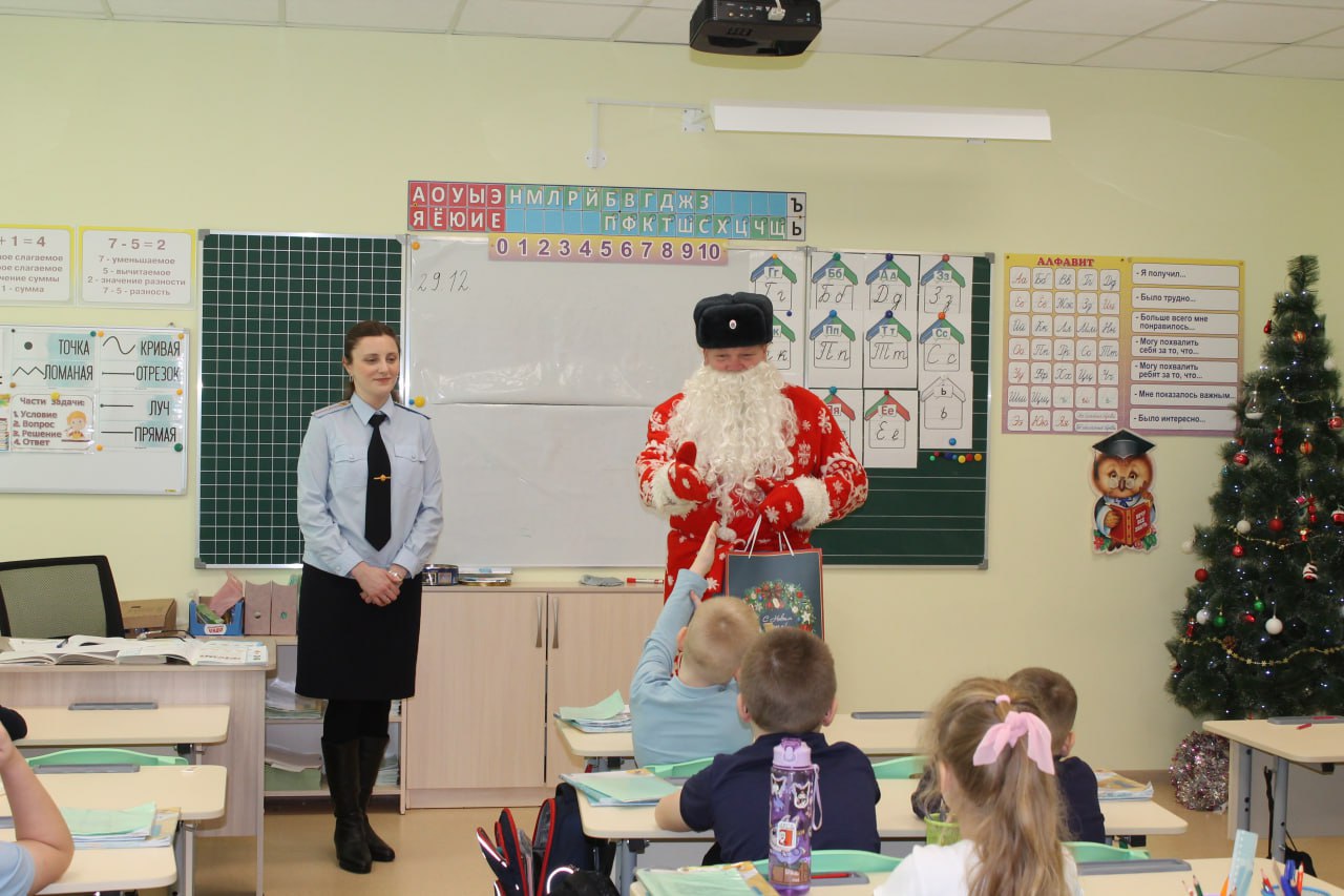 В Бабаеве сотрудники полиции провели Всероссийскую акцию «Полицейский Дед Мороз» В Бабаеве сотрудники полиции провели Всероссийскую акцию «Полицейский Дед Мороз»