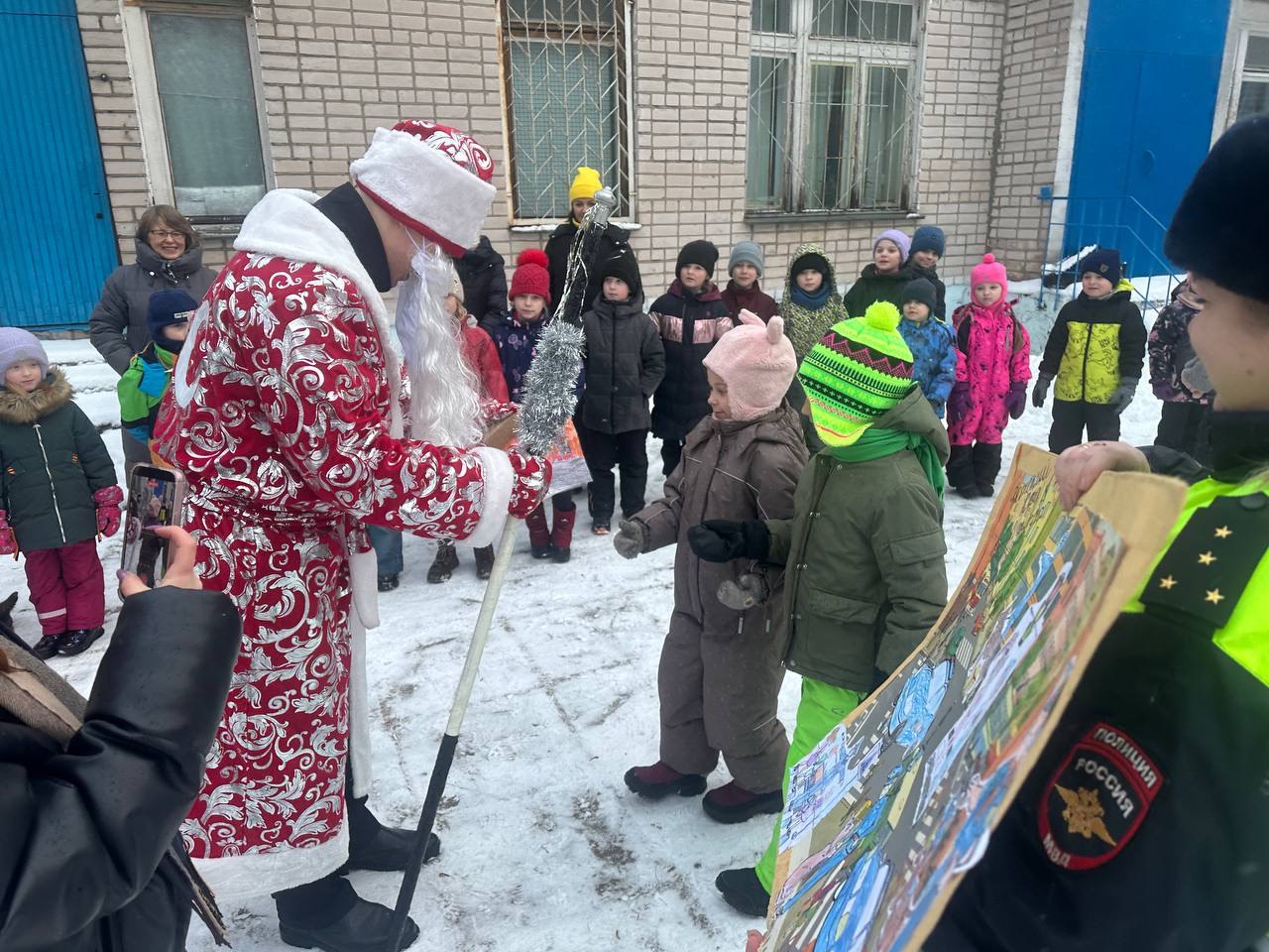 В Череповце представители общественности присоединились к акции «Полицейский Дед Мороз» В Череповце представители общественности присоединились к акции «Полицейский Дед Мороз»