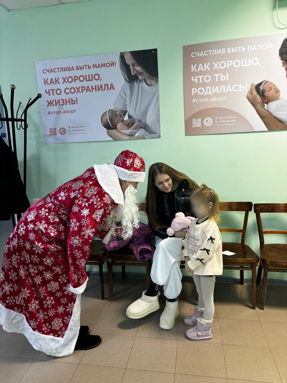 В Сямже полицейский Дед Мороз поздравил с Новым годом маленьких пациентов ЦРБ В Сямже полицейский Дед Мороз поздравил с Новым годом маленьких пациентов ЦРБ