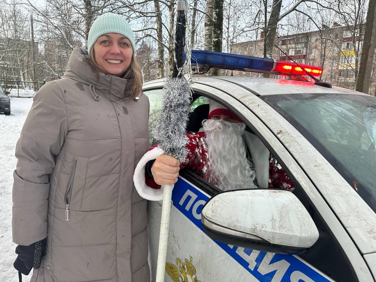 В Череповце представители общественности присоединились к акции «Полицейский Дед Мороз» В Череповце представители общественности присоединились к акции «Полицейский Дед Мороз»