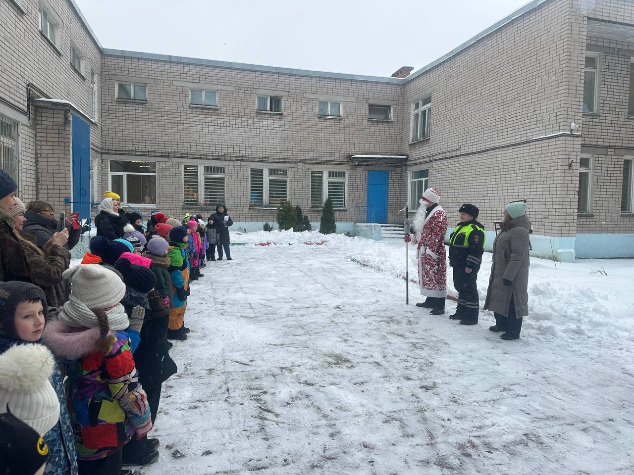 В Череповце представители общественности присоединились к акции «Полицейский Дед Мороз» В Череповце представители общественности присоединились к акции «Полицейский Дед Мороз»