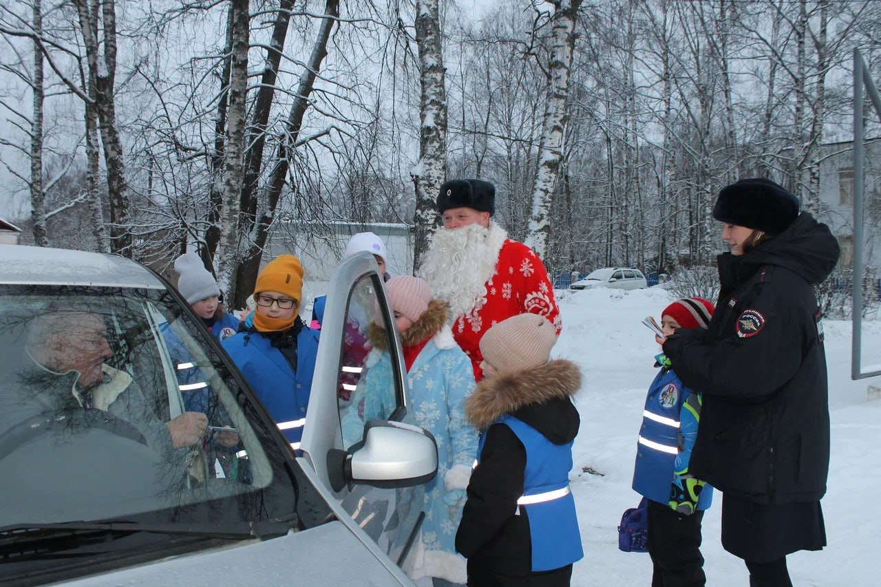 В Бабаеве сотрудники полиции провели Всероссийскую акцию «Полицейский Дед Мороз» В Бабаеве сотрудники полиции провели Всероссийскую акцию «Полицейский Дед Мороз»