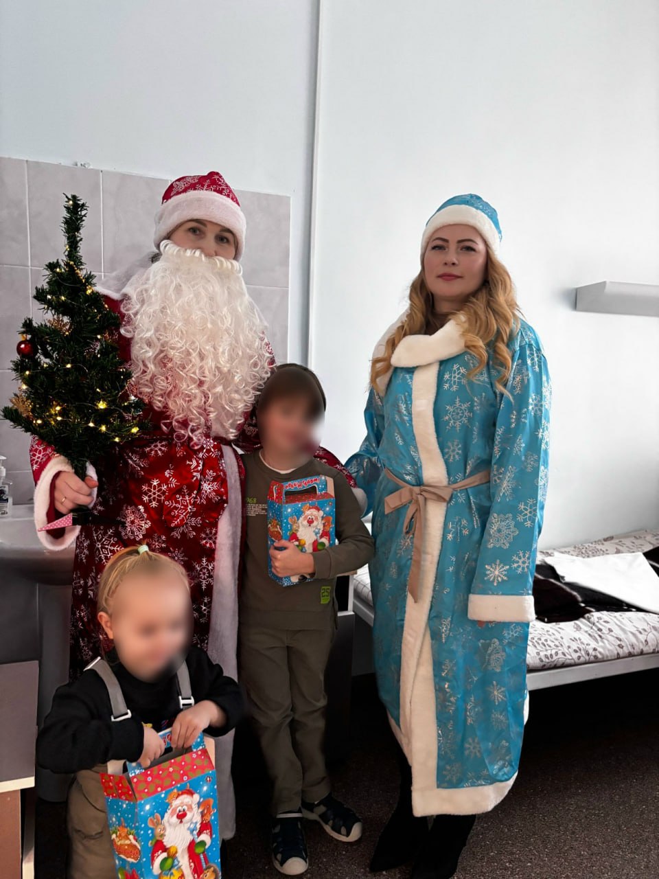 В Сямже полицейский Дед Мороз поздравил с Новым годом маленьких пациентов ЦРБ В Сямже полицейский Дед Мороз поздравил с Новым годом маленьких пациентов ЦРБ